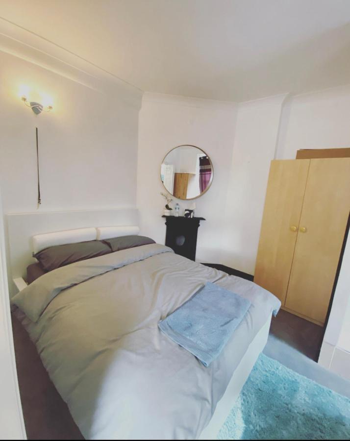 Complete 1 Bedroom Apartment With Wi-Fi, Kitchen, Tv In Heart Of Chiswick, Лондон Экстерьер фото
