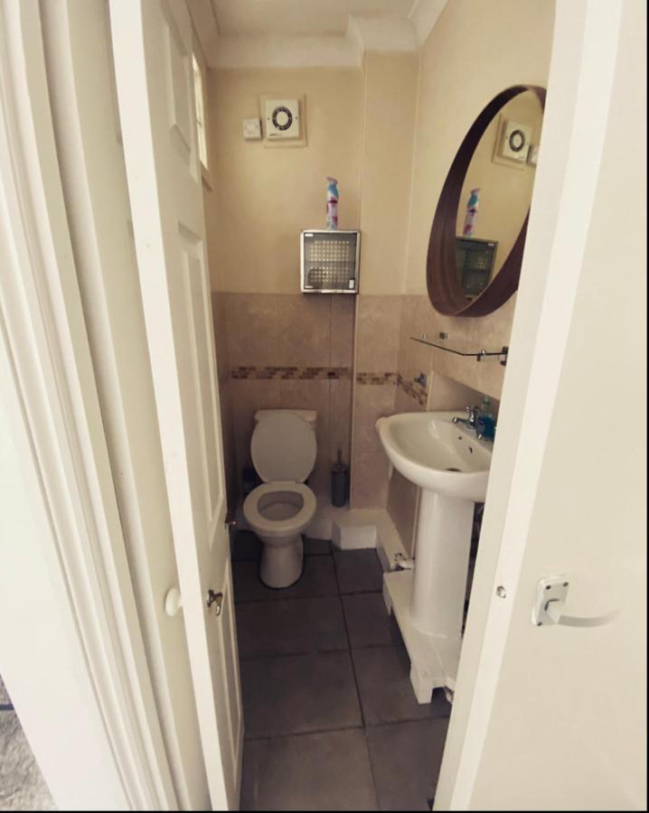 Complete 1 Bedroom Apartment With Wi-Fi, Kitchen, Tv In Heart Of Chiswick, Лондон Экстерьер фото