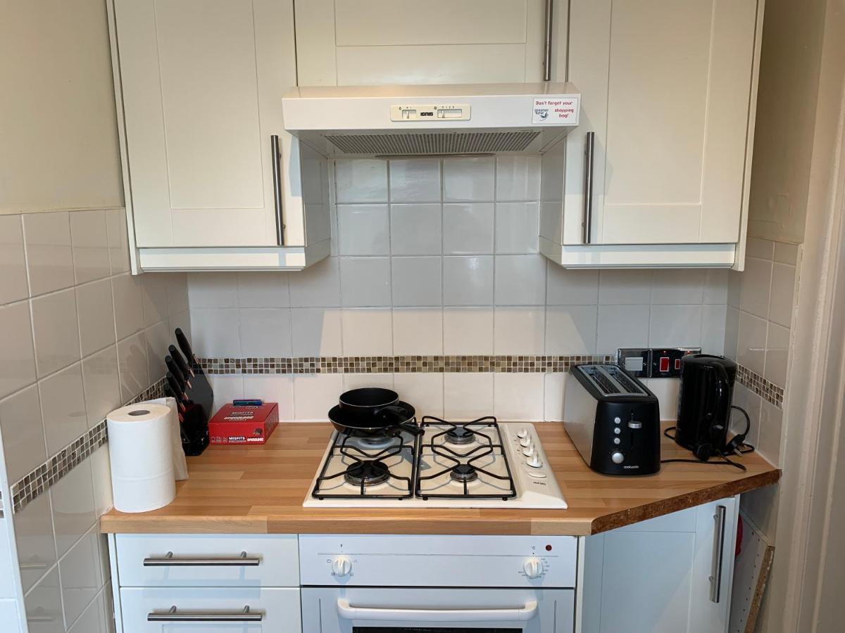 Complete 1 Bedroom Apartment With Wi-Fi, Kitchen, Tv In Heart Of Chiswick, Лондон Экстерьер фото