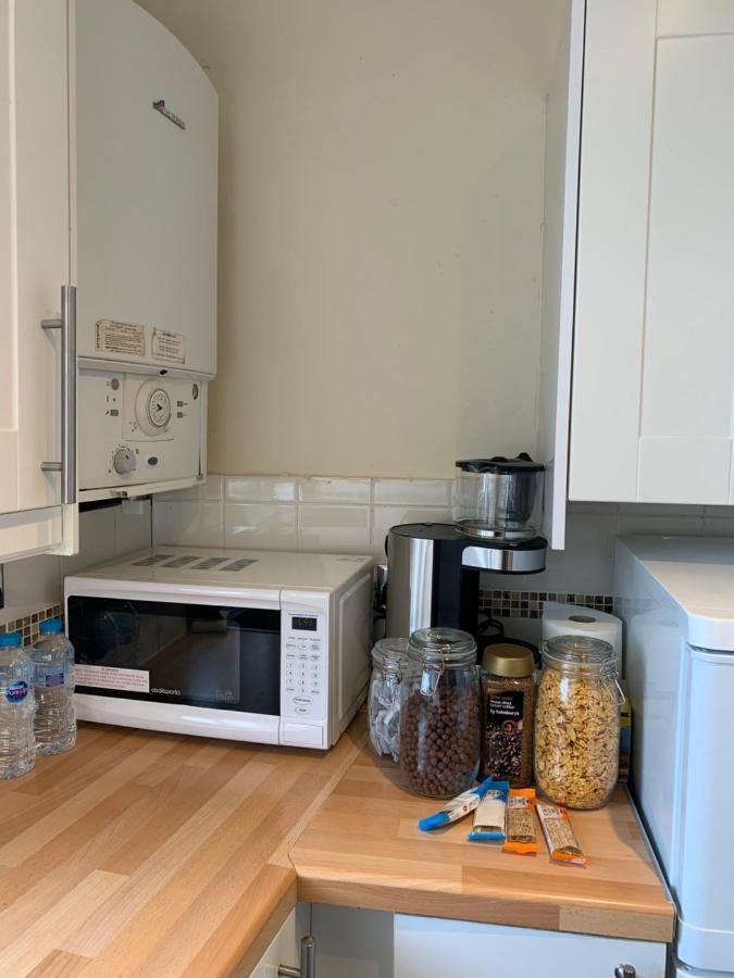 Complete 1 Bedroom Apartment With Wi-Fi, Kitchen, Tv In Heart Of Chiswick, Лондон Экстерьер фото